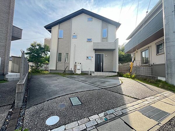 ＼2018年築の長期優良住宅／ぬくもりある落ち着いた外観♪カースペースは並列2台可能です◎