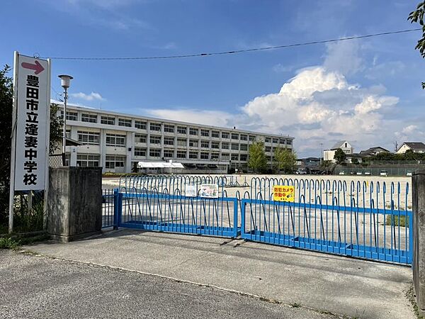 逢妻中学校　約2000m　徒歩約25分　学校向かいにある小清水小学校と美山小学校が校区の子供たちが進学します。スローガンは「誇れる逢妻」－ 活力　規律　感動 －