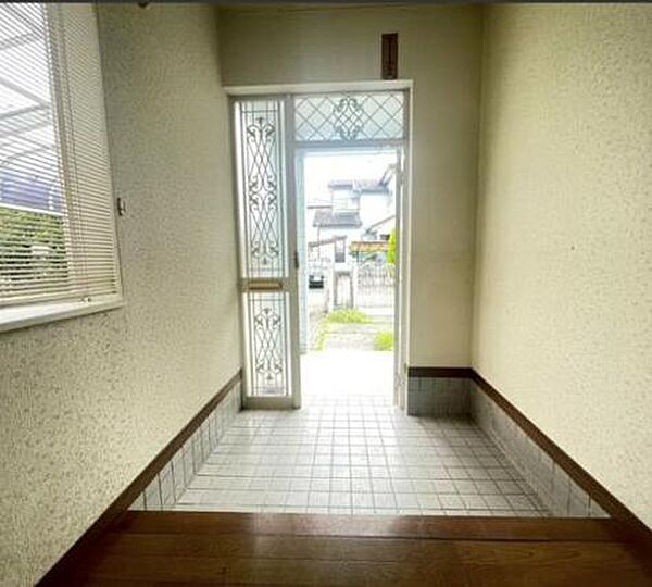 装飾ガラスが入った玄関ドアと上部・側面のガラス窓から自然光が差し込み、明るい印象で来客を迎えられます。