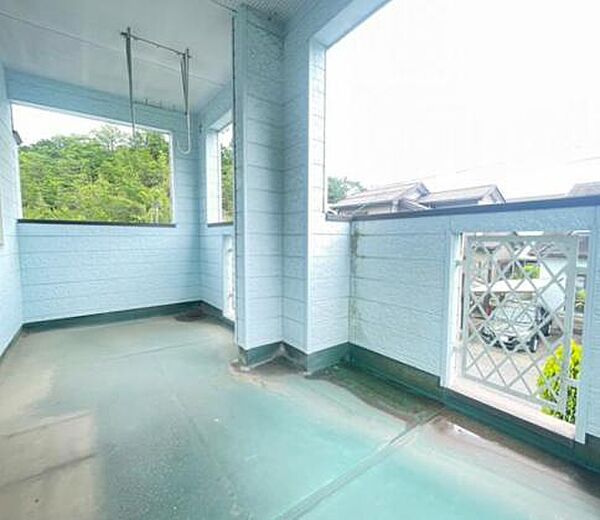 上部にしっかりとした屋根と物干し金物があり、急な雨でも洗濯物が濡れにくく安心です