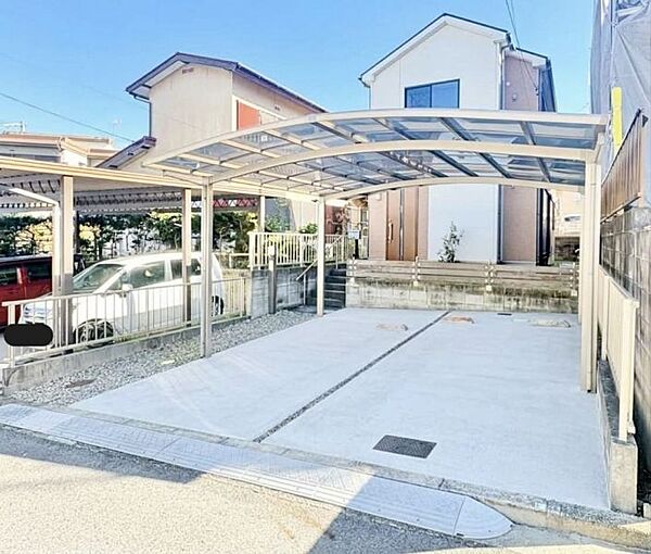愛車を雨や日差しから守るカーポート付き！