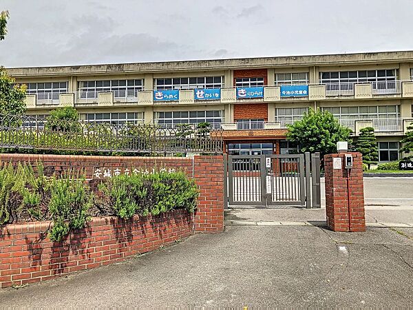 今池小学校まで　490m　徒歩約7分●安城市今池町にある公立小学校。1986年（昭和61年）に作野小学校より分離独立して安城市立今池小学校が開校した。