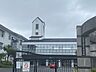 周辺：童子山小学校まで　841m　徒歩約11分●＜校訓＞自主・創造・実践　熱中症やウイルス感染症予防のため傘さし登下校を行っています。