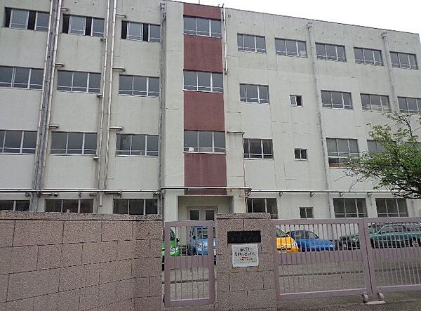 大坪小学校　徒歩約5分　教育目標「心身共に健全で 情操豊かな児童の育成」三つの柱「心の豊かな子」「じょうぶで明るい子」「進んで学ぶ子」