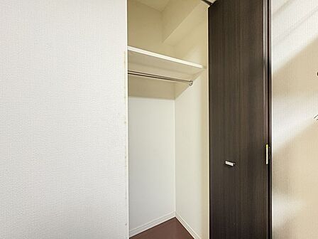 収納付きの洋室は、お部屋をすっきり使えて荷物の整理もしやすく、暮らしやすい便利な空間です!