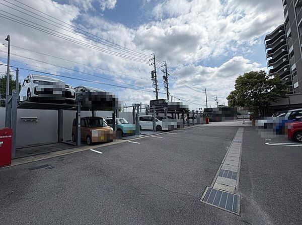 敷地内に駐車場があるので車までの移動距離が短く、通勤時やご家族のお迎えなどの負担が軽減されます！