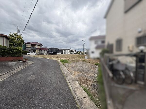 駐車スペース、庭をバランスよく確保できる広さです。前面道路の幅員、間口ともにゆとりがありますので、駐車場計画がしやすいです。