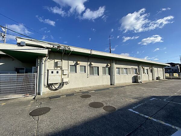 八橋保育園まで　1200m　徒歩約15分●園舎が平屋建てであり、各学年1クラス であるため、年齢の異なる子どもたちが 自然と交流する姿が見られます。＜保育時間＞7：30～18：00