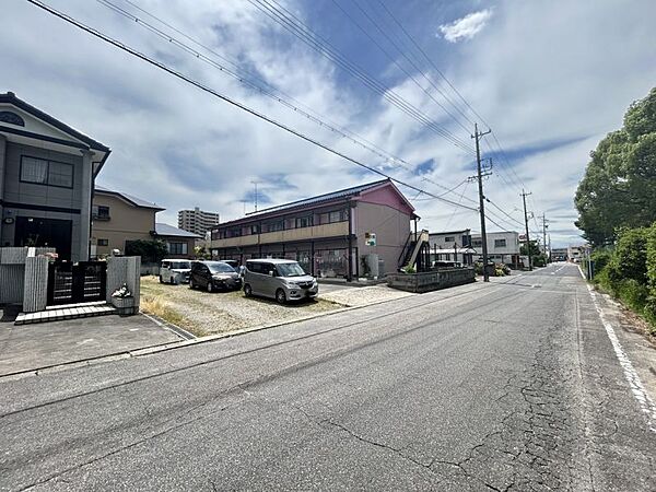 見通しの良い直線道路。毎日の駐車も安心です！