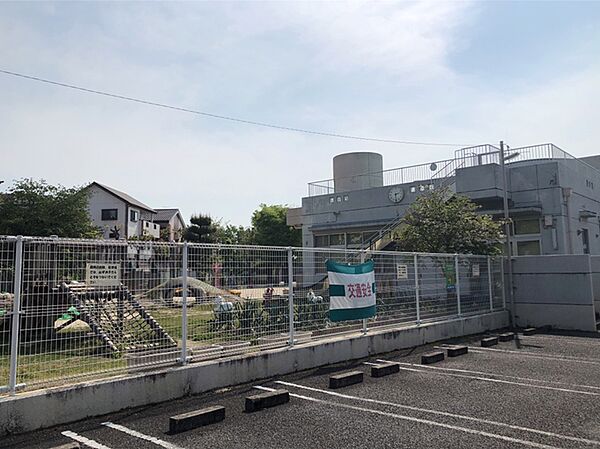 広幡こども園　369ｍ　徒歩約5分　広幡小学校に隣接したこども園です！