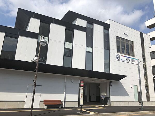 新安城駅まで　1400m　徒歩約18分●名鉄名古屋本線・西尾線の接続点に位置。乗換客が多く、周辺の市街地化が進んでいる。名古屋駅まで33分と通勤・通学に便利。