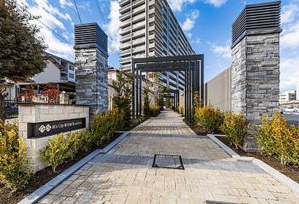 左右に植栽を配し、四季の移ろいを感じられるエントランスです◎