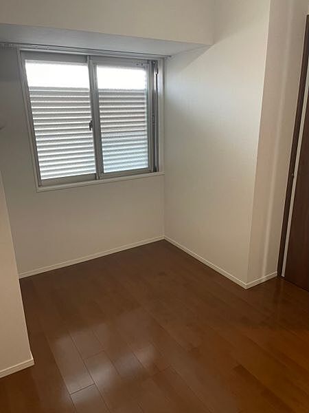 フローリング仕様で、ベッドやデスクなど家具のレイアウトがしやすい洋室です！