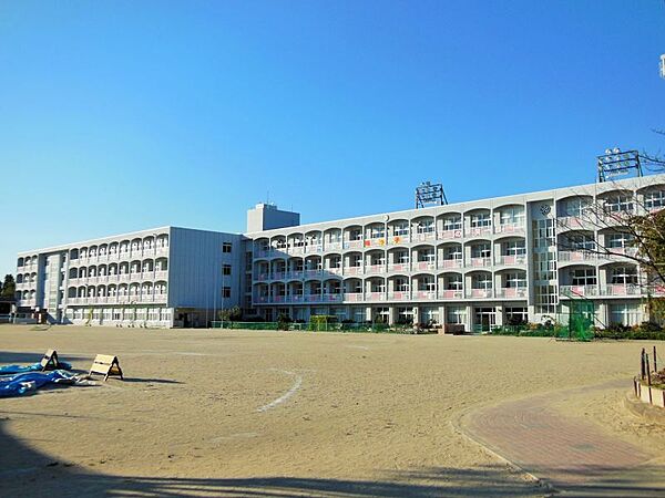 梅園小学校まで徒歩約11分●目標に向けて自信を持ち粘り強く主体的に活動するような教育に努めている。子ども同士が学びあうことで、人間性を豊かにするような教育に努めている。