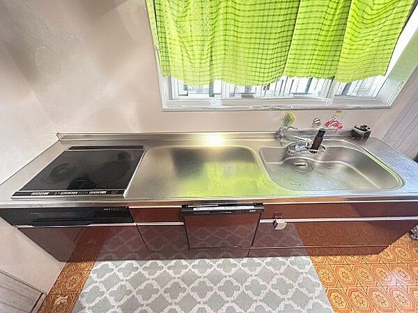 キッチン前に窓付きなので、換気をしながらお料理出来ます♪
