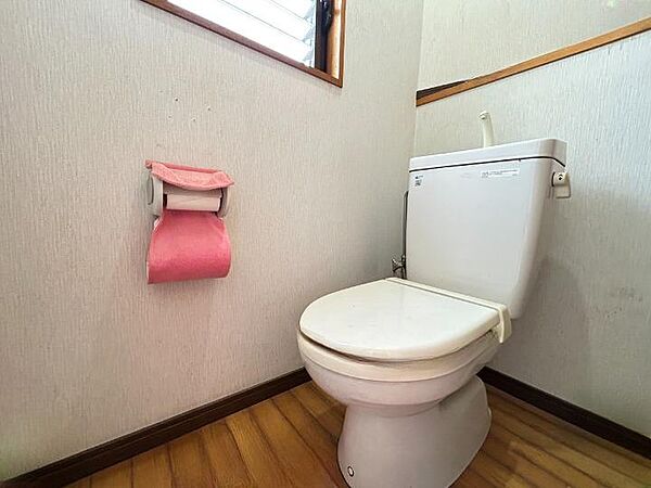 【離れ】窓付きトイレなので、明るい日差しが入ってきます◎
