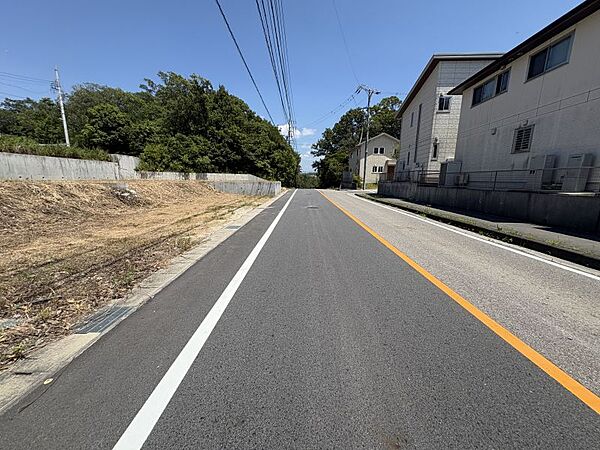 前面道路は広くお車の出し入れに安心の広さがございます！