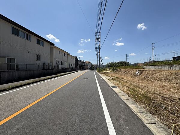 前面道路は広くお車の出し入れに安心の広さがございます！