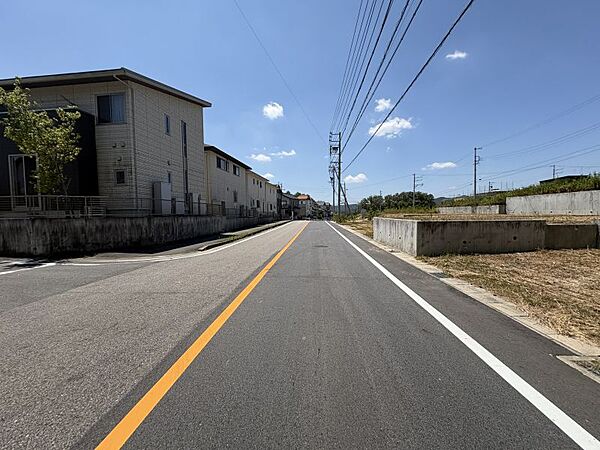 前面道路は広くお車の出し入れに安心の広さがございます！