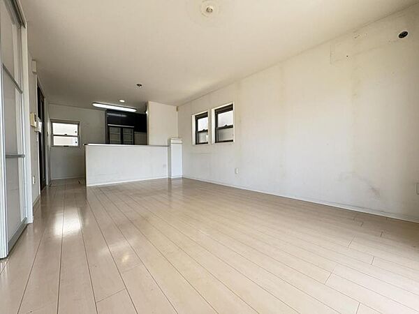 カウンターキッチン付のリビング。お子様が1人で遊んでいても、家事をしながら様子を確認できます