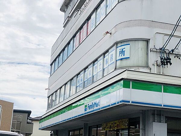 ファミリーマート新安城店まで　472m　徒歩約6分　24時間営業なので急なお買い物に便利です。