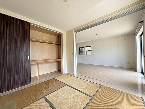 リビングに隣接した和室です。客間としても家族のくつろぎの部屋としても、使い方いろいろです！畳の温かみはフローリングにはない良さです◎