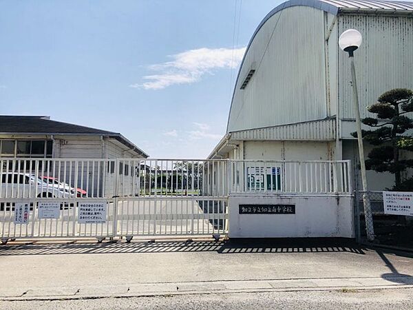 知立南中学校まで　894m　徒歩約12分 ●知立団地には，多くの外国人が居住しており，本校生徒の約20％が外国人の生徒です。知立東小学校、八ツ田小学校、知立南小学校から進学します。