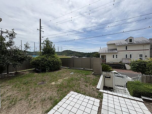 お庭付きの戸建てで、家族との時間や趣味を楽しむ暮らしが実現します♪ガーデニングや家庭菜園、休日のバーベキューにも最適な屋外空間です！