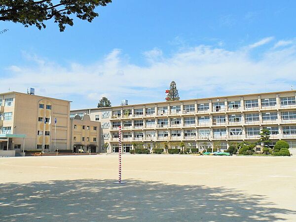 南中学校まで　566m　徒歩約8分●愛知県岡崎市戸崎町にある公立中学校。【教育目標】「知・徳・体が調和し、自律できる生徒の育成」　【校訓】「明朗にして自由　健康にして溌剌」