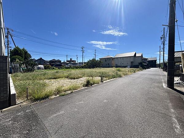 見通しのよい直線道路。毎日の駐車も安心です！