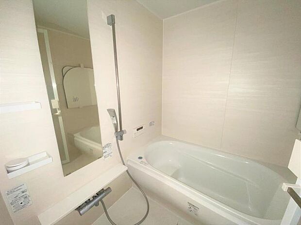 座浴もできるタイプの浴槽！壁に風呂蓋ホルダー付きで便利です♪