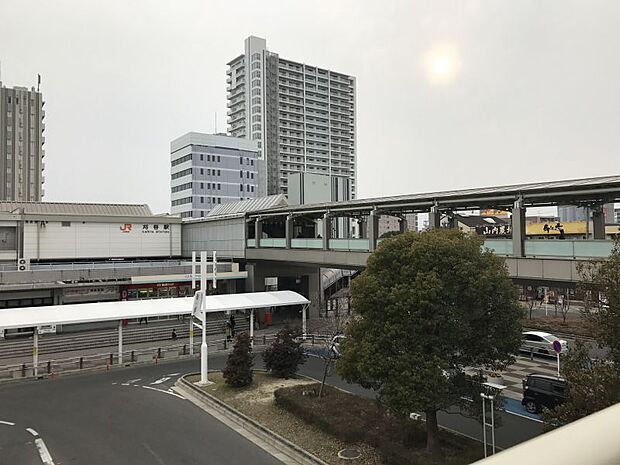 JR東海道本線「刈谷」駅まで約960ｍ（徒歩約12分）北側がJR、南側が名鉄で、両駅の改札口は分離されていますが、両駅とも駅の南北を結ぶ連路道路に面しています。通勤・通学の乗換にも便利な駅です。