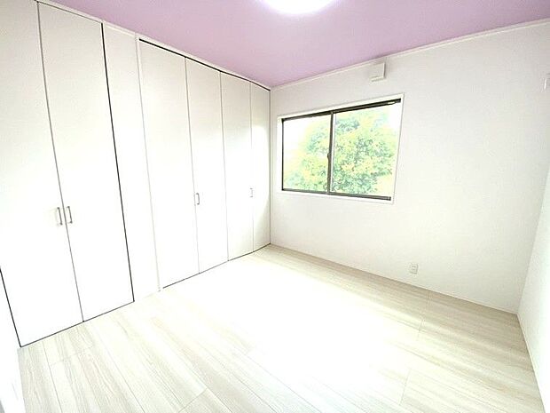 2階5.45帖の洋室！各居室に収納があるので居住スペースを広く確保できます♪