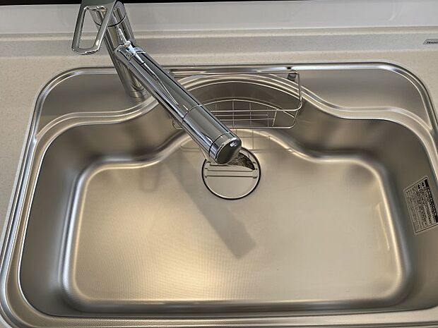 大型の調理器具も洗いやすい広めのキッチン！お手入れもしやすいです♪