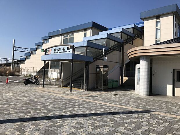 JR東海道本線「東刈谷」駅　徒歩約7分　534ｍ　駅そのものは刈谷市域、駅北口は安城市の市境に近く、さらに北へ約500ｍ行くと知立市に入り、3市で利用が可能な駅です。