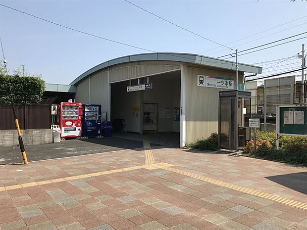 名鉄名古屋本線「一ツ木」駅　徒歩約9分　約700ｍ　駅集中管理システムが導入された無人駅です。次の知立駅までは直線区間であり、ホームの端から知立駅を望むことができます。