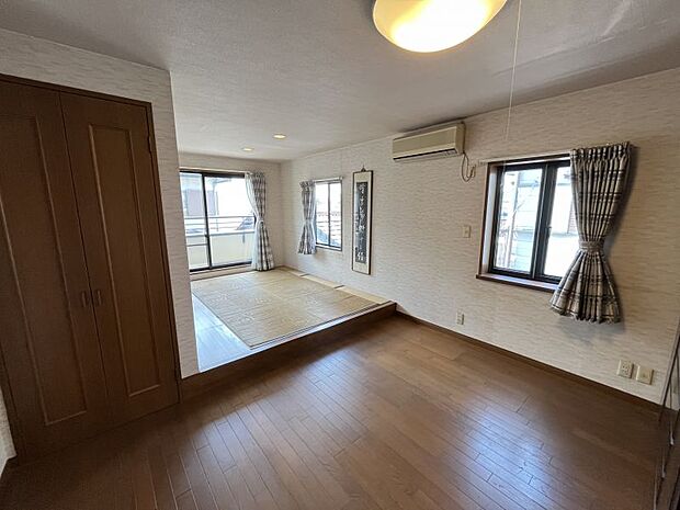 2階約5.25帖の洋室の続きには日当たりの良い畳コーナーがあります。