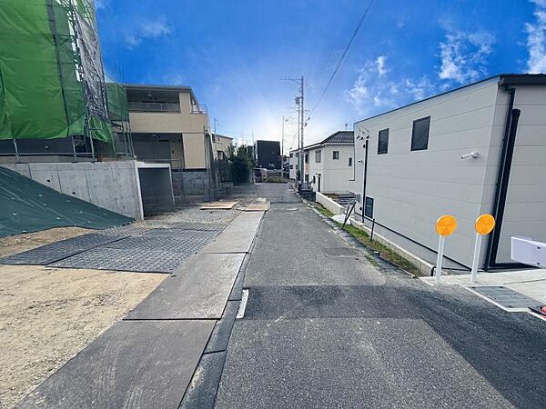 大通りから離れた静かな住宅街のため車通りも少なく安心です♪