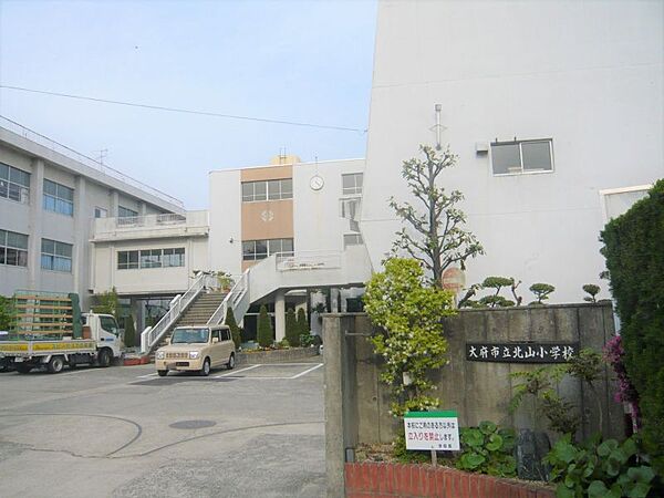 北山小学校　徒歩約10分（約742ｍ）平成15年度に文部科学省から「放課後学習チューターの配置等に係る調査研究」の指定を受け、学区内にある至学館大学と連携しています。