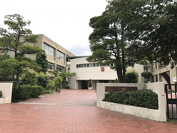 大府北中学校　徒歩約7分（約450ｍ）校訓「誠実」　3つの小学校の児童から集まる中学校なので新しい出会いがあります。