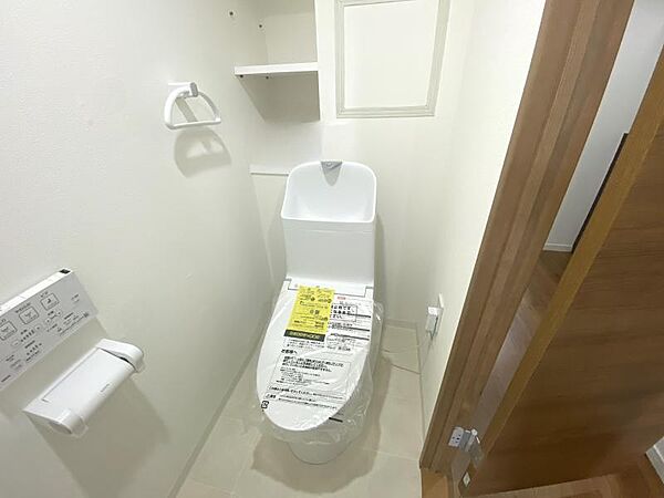 トイレには快適な温水洗浄便座付き！