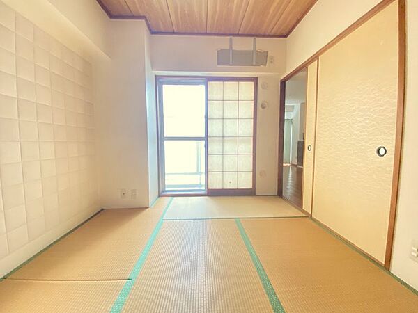 リビングに隣接した和室！畳の温かみはフローリングにはない良さです♪