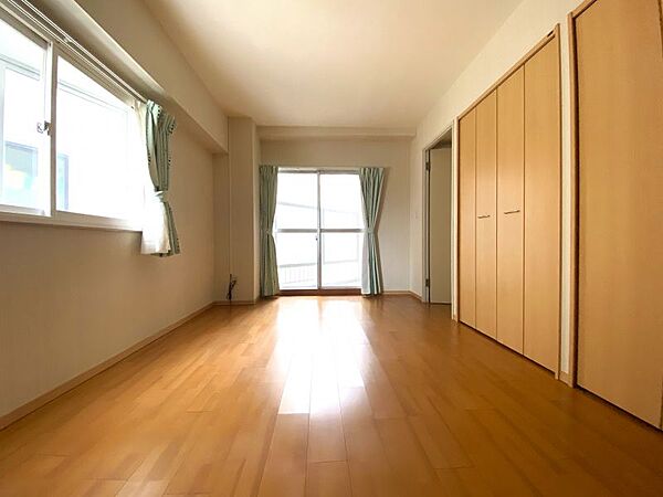 ベッドを置いても十分な広さがあるので、主寝室としてのご使用もいいですね♪