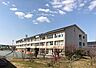 周辺：翼小学校まで　1026m　徒歩約13分●前期後期の二学期制の学校。平成14年設立。教育目標として、心豊かで進んで行動できる子どもを育てます。校内で調理された給食を食べられます。