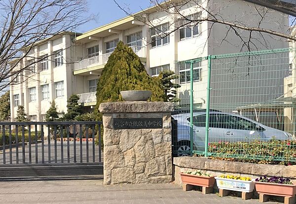 依佐美中学校まで　1868m　徒歩約24分●【教育目標】自尊感情を高め、確かな学力を身につけ、心身共に健康な生徒の育成【校訓】自由を尊重する・真理を愛好する・平和を希求する。