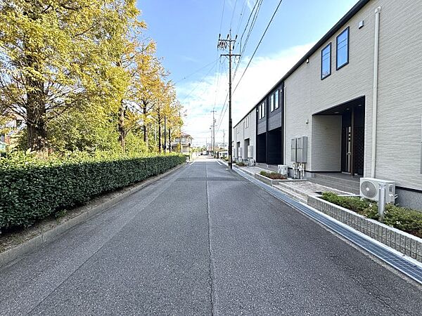 ちょっとしたお買い物も便利なコンビニ、ドラッグストアが徒歩圏内にあります！