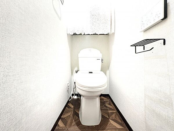 温水洗浄便座機能完備が嬉しいトイレです♪