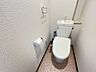 トイレ：トイレには快適な温水洗浄便座付き！