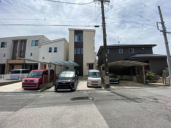 お車の駐車は2台可能です！ご来客時も重宝しますね♪