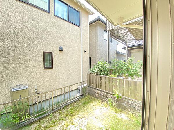 お庭付きでガーデニングや家庭菜園、またお子様やペットの遊びスペースとしてもいいですね♪